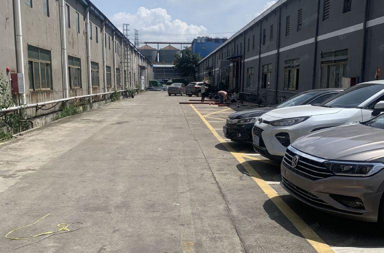 工业区1000平厂房，可架行车，有消防喷淋可办环评，底价出租