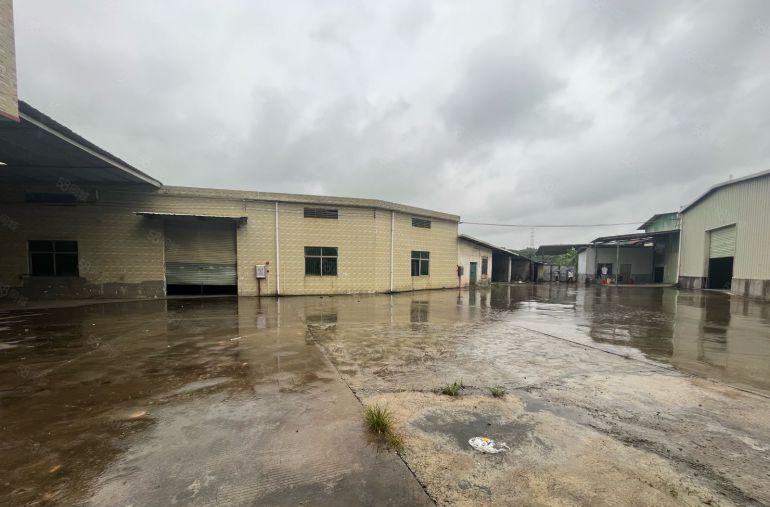 位置靠近山边，可做小污染行业