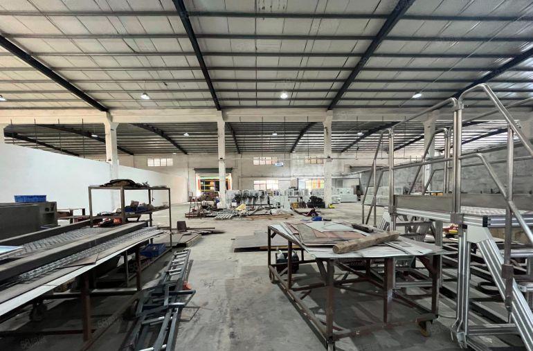 大岭山杨屋龙大高速路口 9米高1300平钢构 低价出租