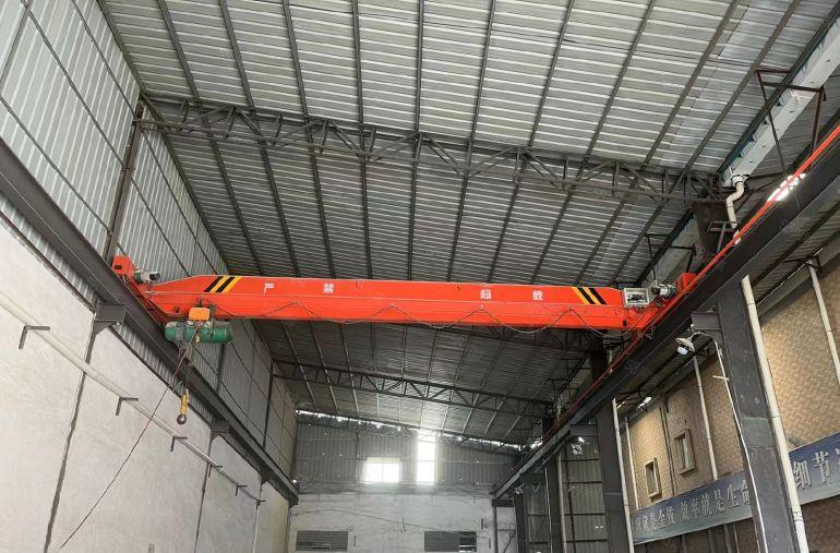 标准钢构厂房招租，现成的行车，滴水8米，交通便利