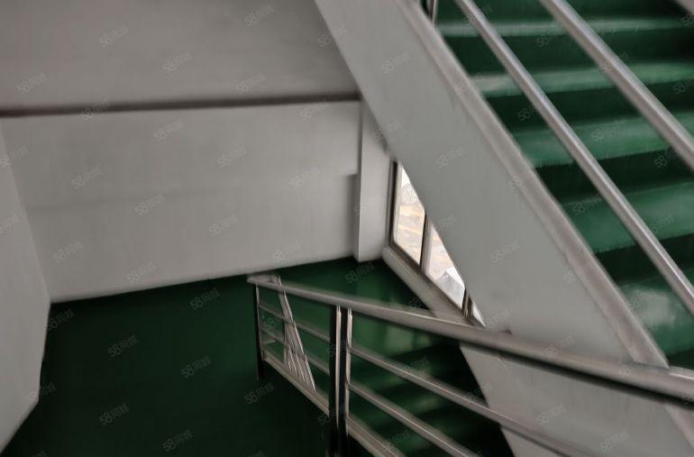 大岭山镇本地人房东二楼现成装修办公室实量面积急租格局方正好用