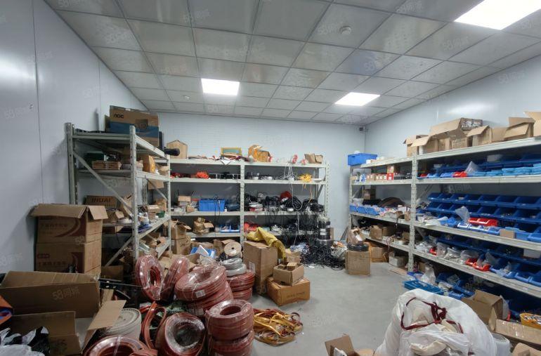 大岭山原房东钢构1000平带航车办公室装修，水电齐全交通便利