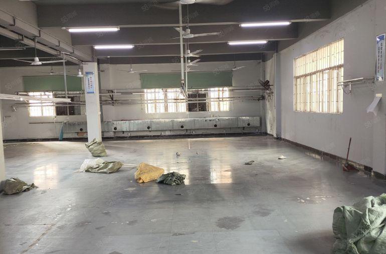 大岭山杨屋高速路口二层独院厂房仓库出租，带豪华装修，超大空地