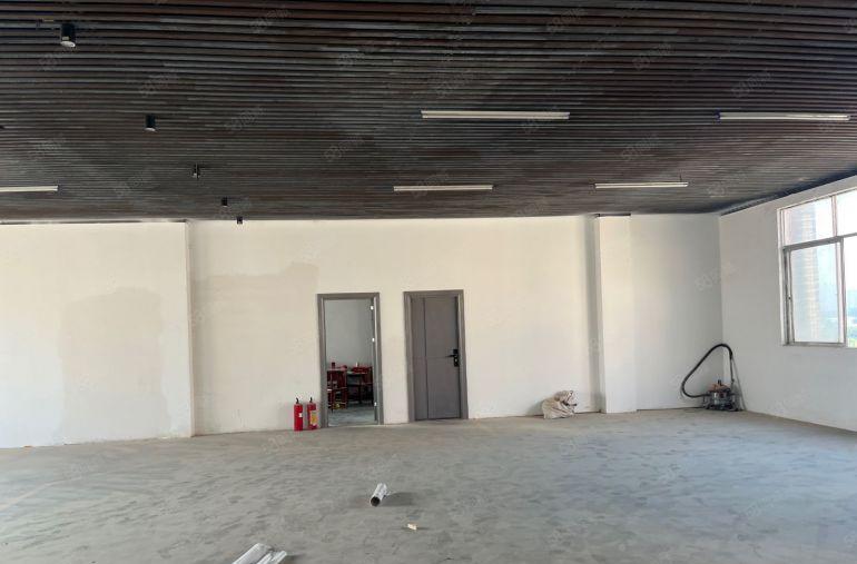 大岭山镇楼上2400平带办公室，10元以内出租可做污染行业