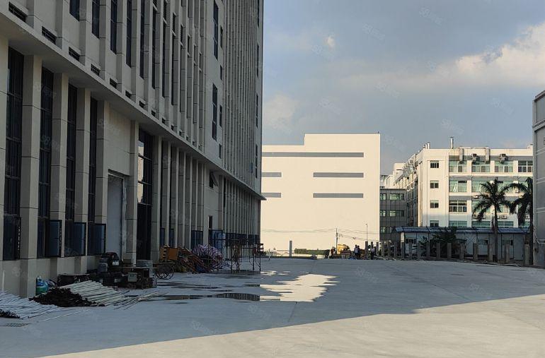 大岭山高速出口旁全新超大空地原房东重工业红本厂房出租