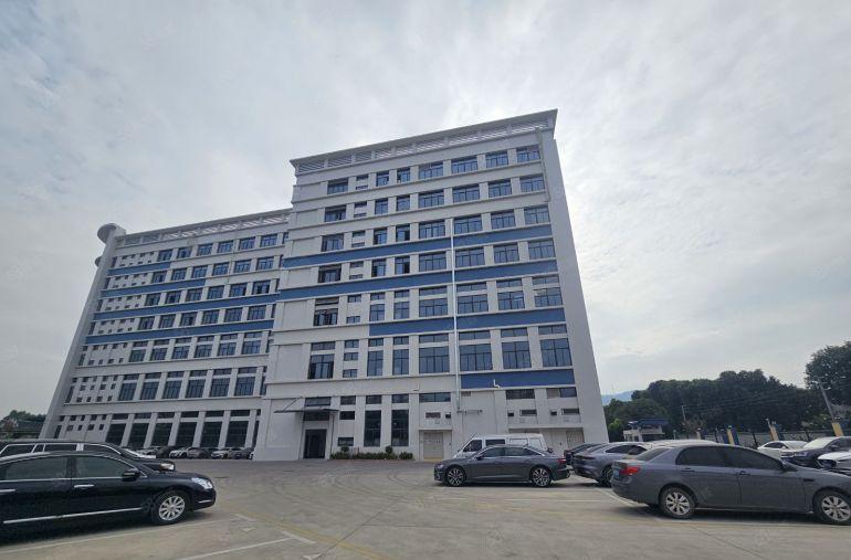 向东工业区新出豪华装修厂房1600平方，水电齐全实际面积出租