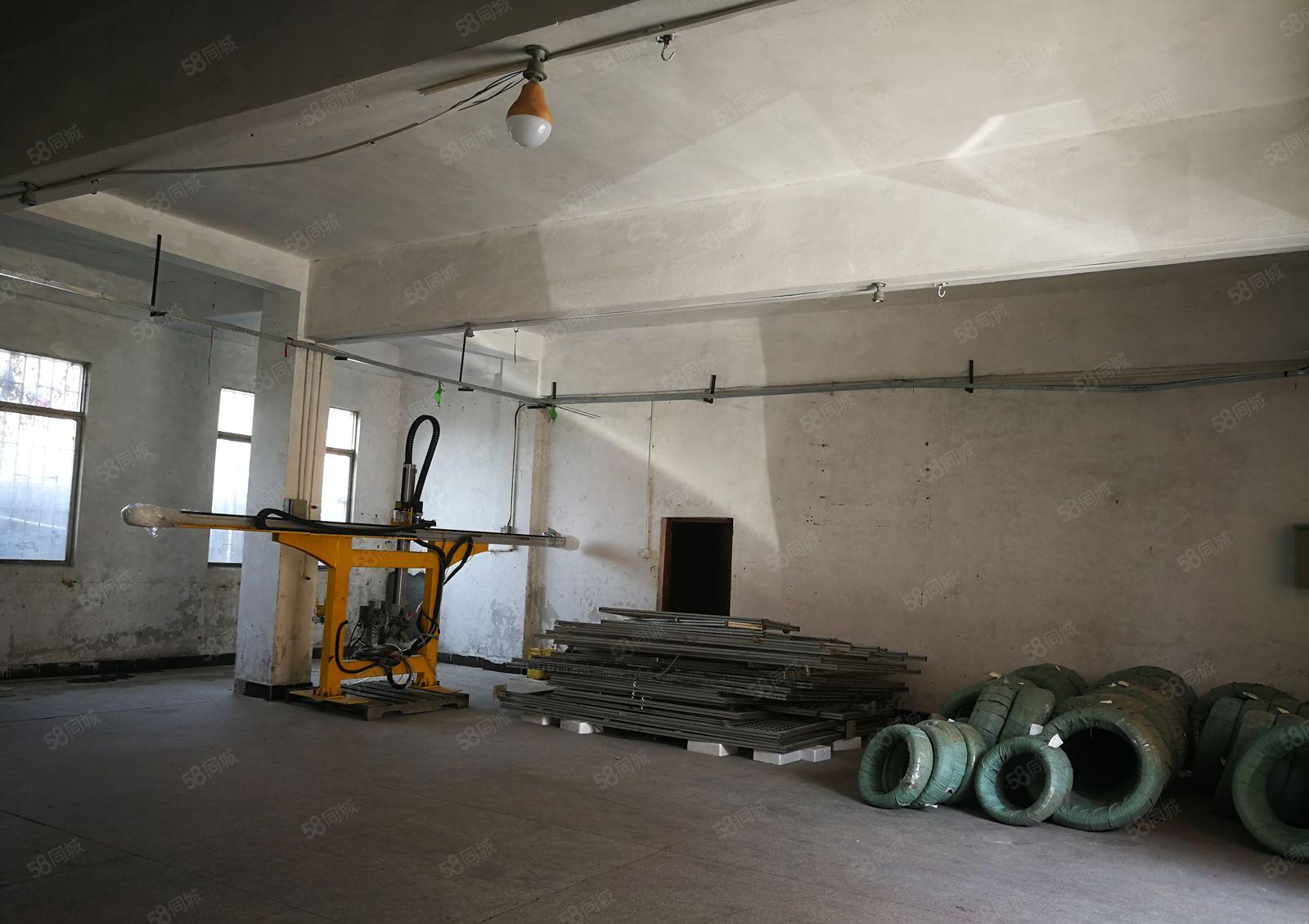 大岭山鸡翅岭连马路旁，350平小面积一楼厂房出租，水电齐全