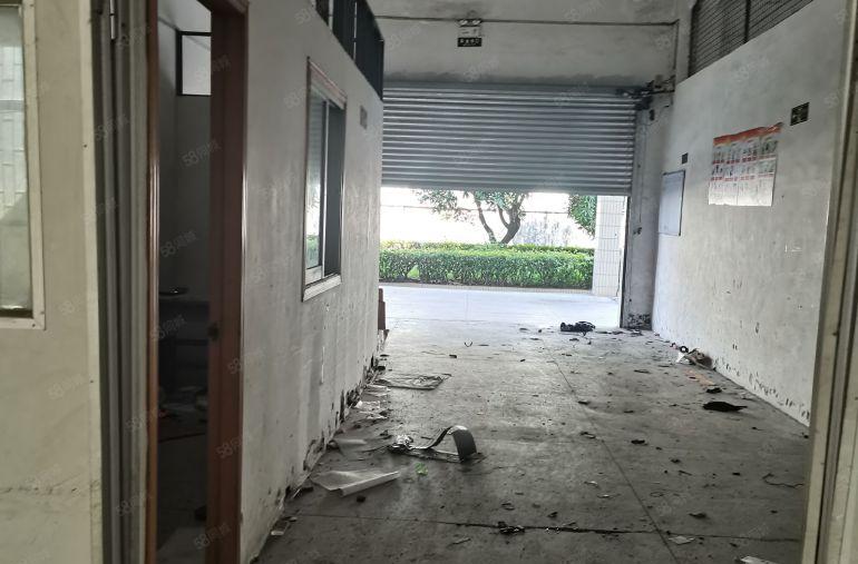 石碣一楼实际面积1200平方，租金25，宿舍6间，装修期半个