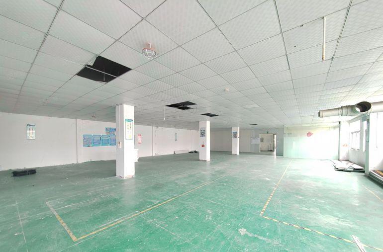 三中村楼上500平精装修厂房出租，实际面积0公摊，行业不限