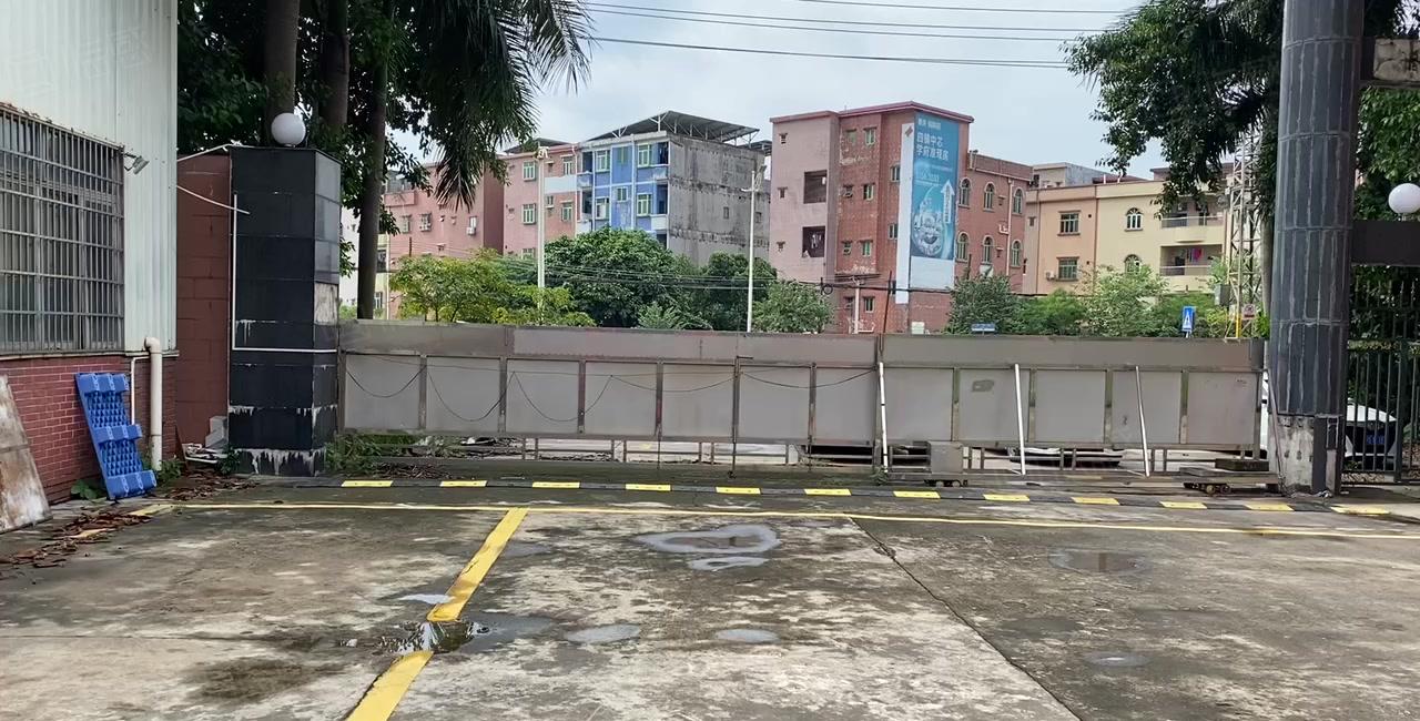 清溪新出漂亮标准厂房出租，可分租空地大。适合小加工电子仓库