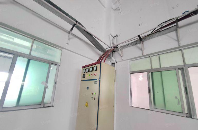 原房东8米高钢构降租到16元一平方，房东租了三个月没租出去！