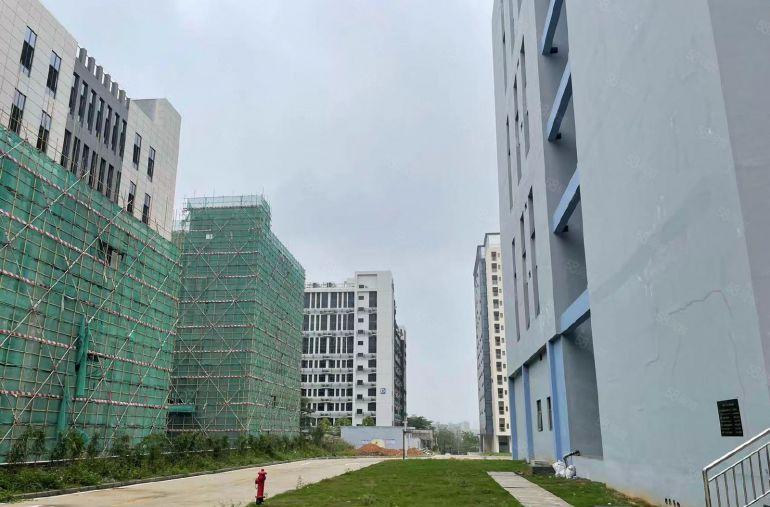 全新工业园厂房每层3000平可分租，园区形象好靠近高速路口