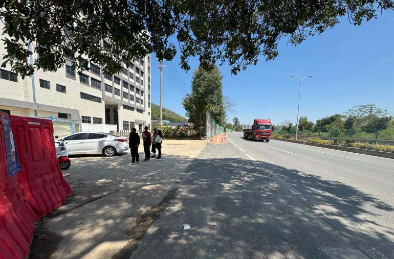 清溪全新独门独院厂房出租，1楼11米2楼8米带牛角，工业用地