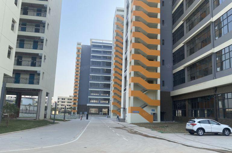 本地房东，清溪镇带液压卸货平台厂房出租，单层6300平方。