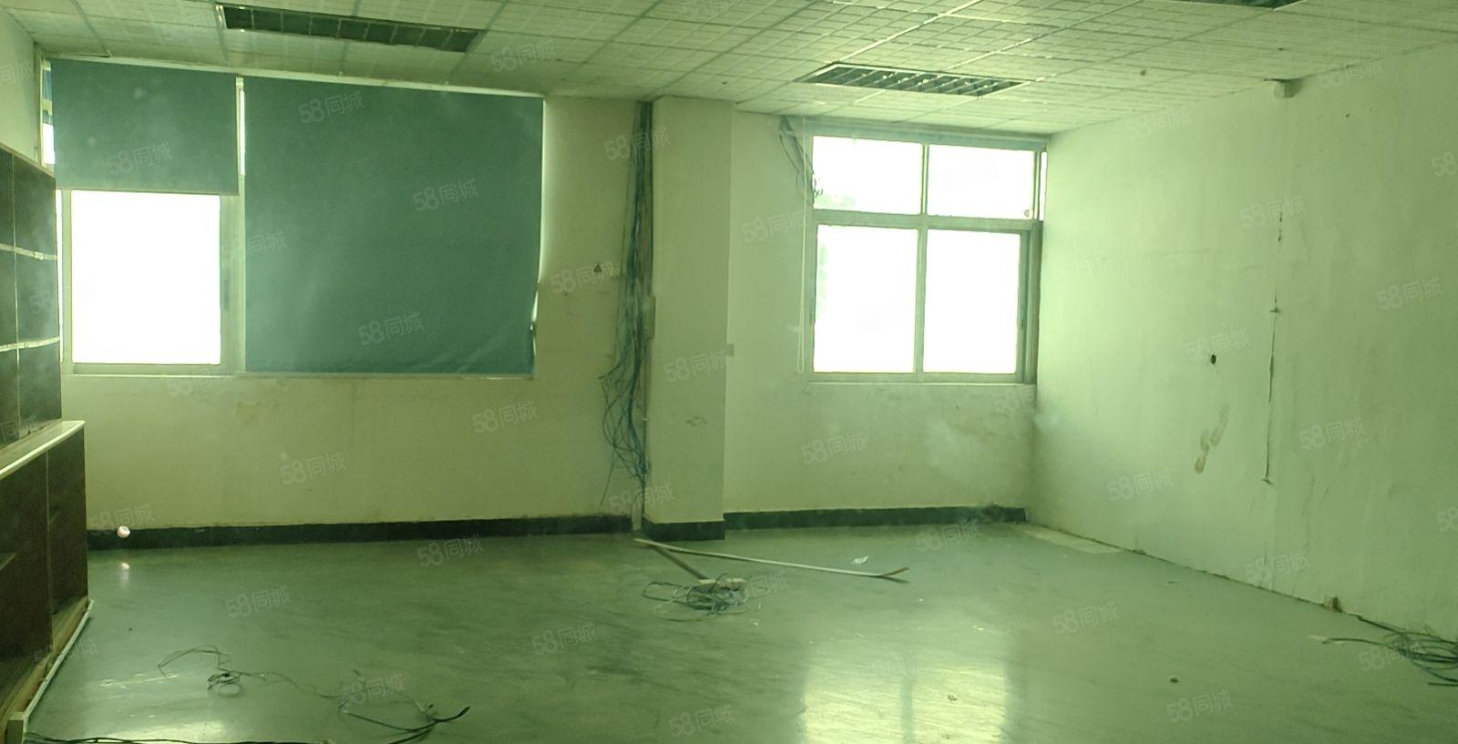 横沥模具城附近新出个人房东直租一楼500平方，带现成两层阁楼