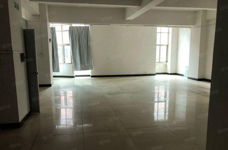 横沥水边东部快旁新出两层 600 平低价出租