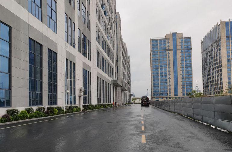 东莞沿江高速口原房东二楼6100方重工业厂房出租到顶6米