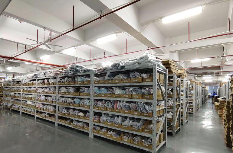 沙田沿江高速路口附近现成电商仓库出租，5000平，单价10元