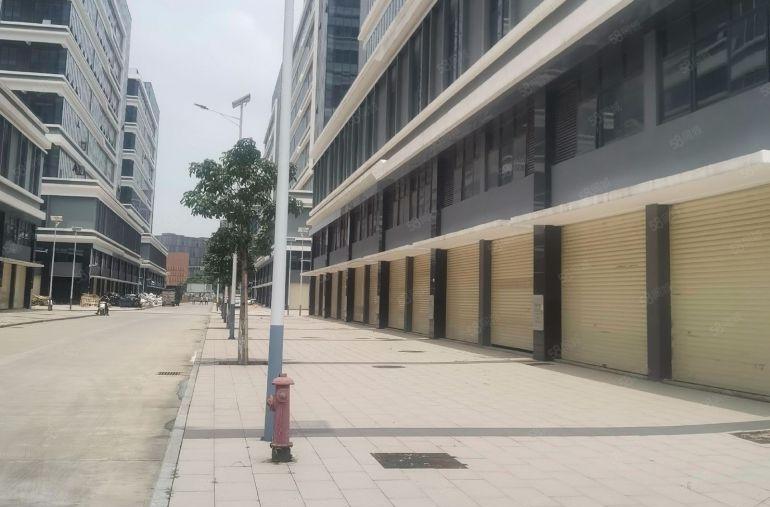 建面50万平方，一楼层810米，玻璃幕墙形象很好，实际面积