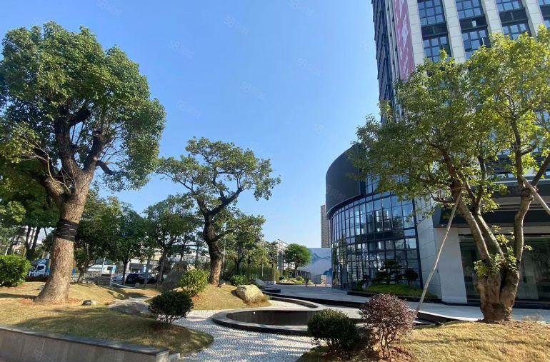 建面50万平方，一楼层810米，玻璃幕墙形象很好，实际面积