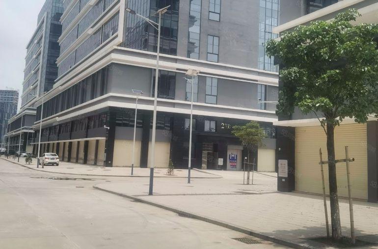 建面50万平方，一楼层810米，玻璃幕墙形象很好，实际面积