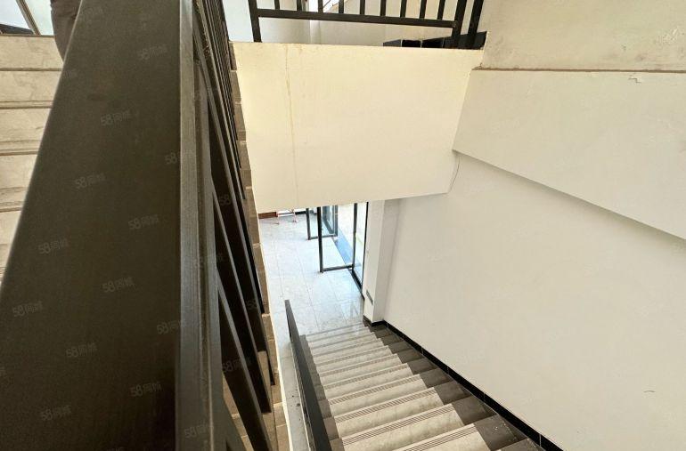 桥头镇二楼精装修2000平方，水电办公室装修齐全，拎包入驻