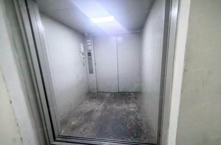 新出楼上小面积带精装修的可的厂房500平方。