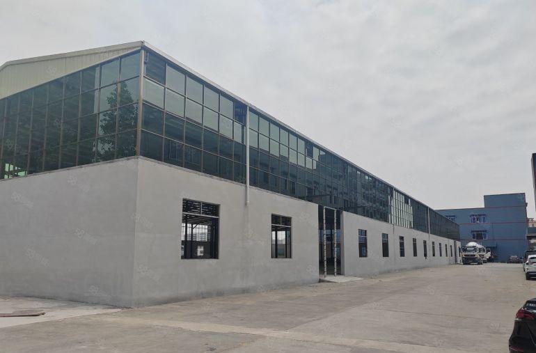 砖墙加玻璃幕墙钢构单一层厂房出租，滴水8米  形象非常好。