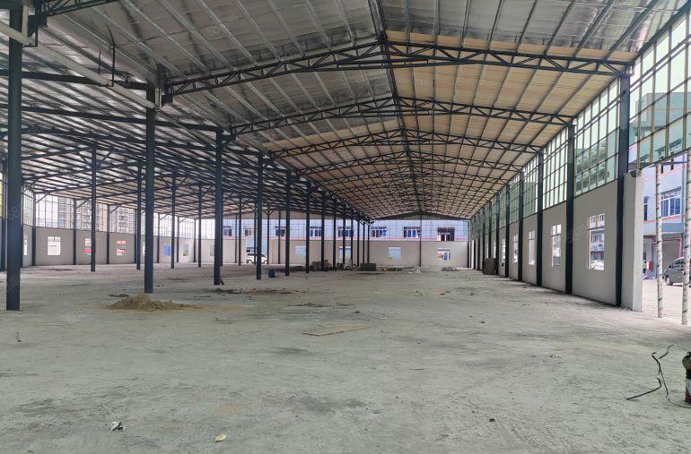 砖墙加玻璃幕墙钢构单一层厂房出租，滴水8米  形象非常好。