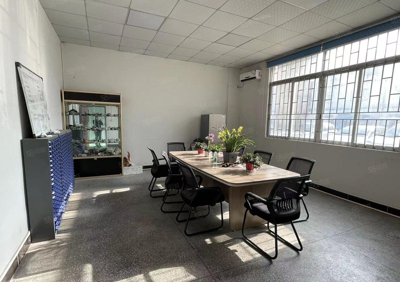 东坑镇现成精装修厂房出租，现成办公室，水电齐全，周边无居民。