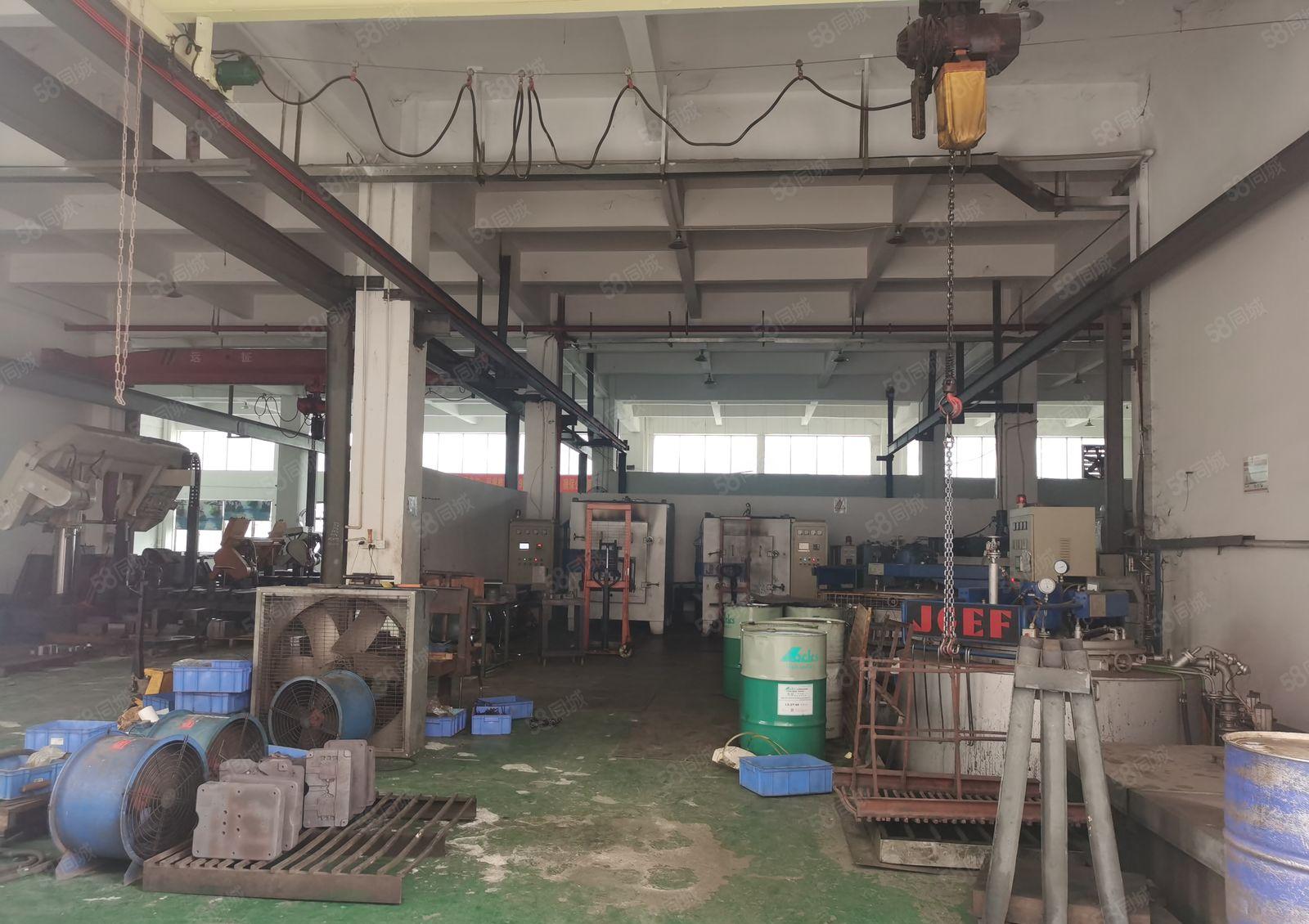 东坑重工业一楼厂房出租，空地大，层高七米，带现成行车，大路边