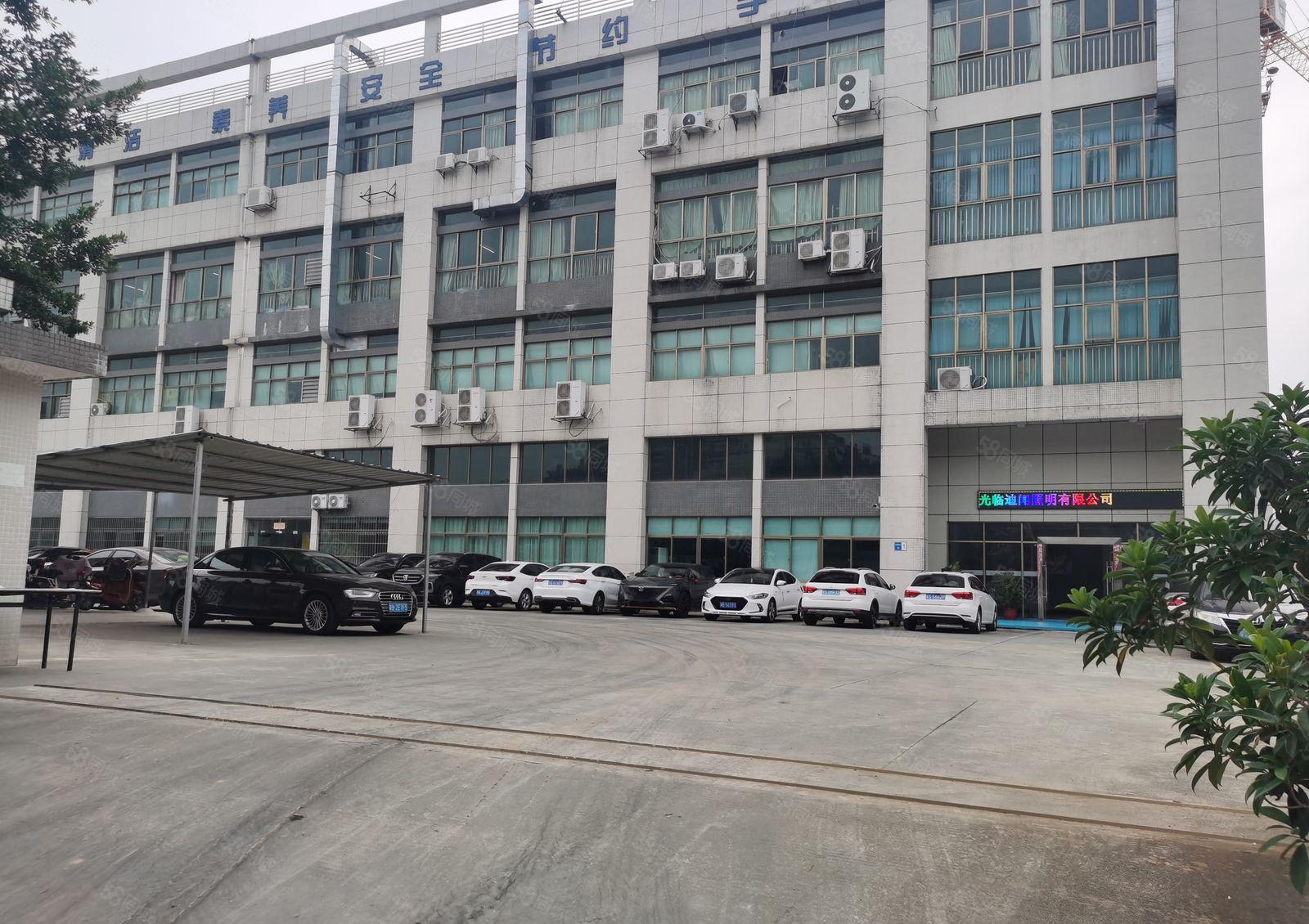 东坑重工业一楼厂房出租，空地大，层高七米，带现成行车，大路边