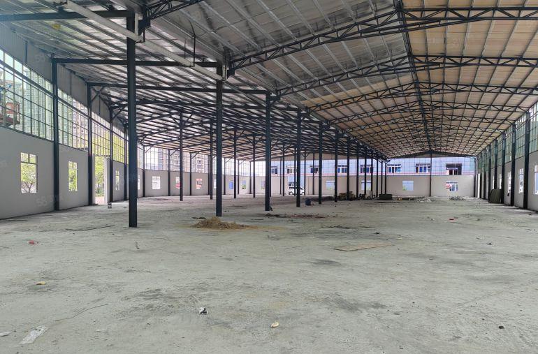 砖墙加玻璃幕墙钢构单一层厂房出租，滴水8米  形象非常好。