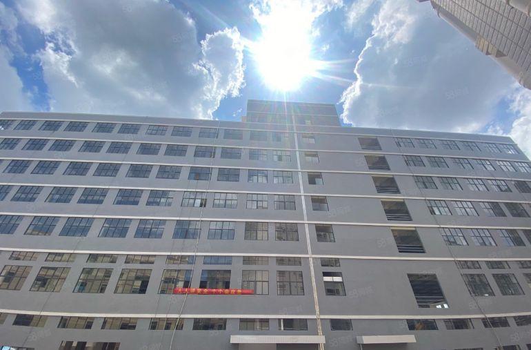 二楼带牛角7米高厂房2200平米配10吨电梯，房东直租