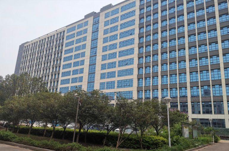 9.9元，还有超长免租期，单层面积大，长度166米