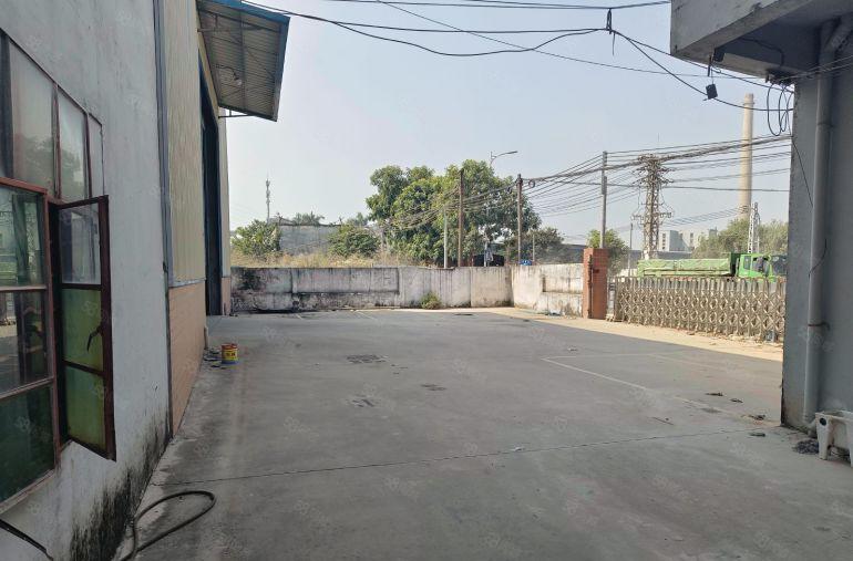 中堂 小独院一楼高10米厂房出租，交通方便，原房东价格便宜