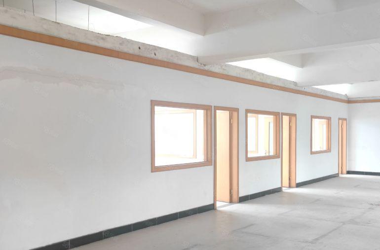 企石新出原房东楼上实量面积1500方带精装修办公室全新地坪漆