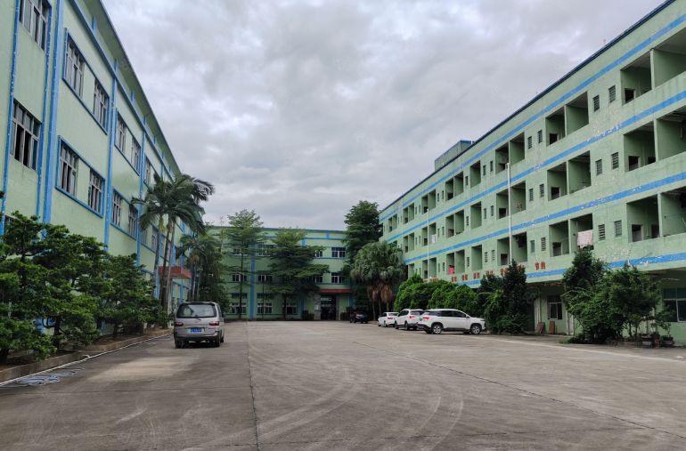 谢岗精装修特价房，现成办公室地坪漆水电齐全，交通非常方便。