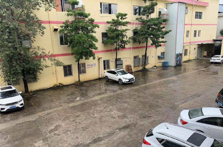 黄江临近深圳1200平方地坪漆办公室吊顶水电到位等装修空地大