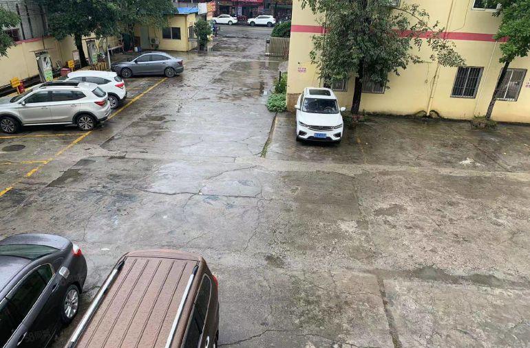 黄江临近深圳1200平方地坪漆办公室吊顶水电到位等装修空地大