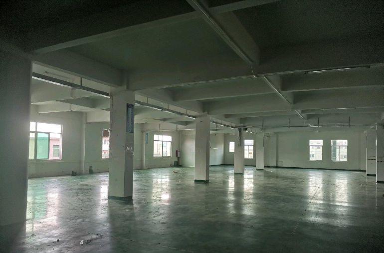 没有宿舍压力，停车空间大