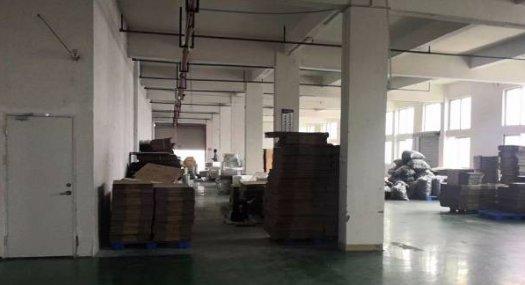 凤岗官井头出租水电到车间标准货梯厂房850平位置佳