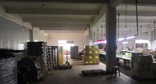 凤岗五联平湖交界出租楼上水电齐全厂房1000平价格便宜位置佳