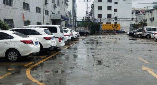 凤岗镇油甘埔楼上带精装修办公室 钢化膜厂房出租2000平