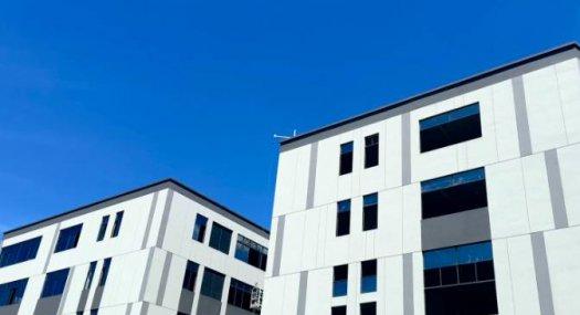 四层高独栋出售，50年国有产权，二类工业用地，全新可定制，首付2成。