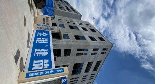 四层高独栋出售，50年国有产权，二类工业用地，全新可定制，首付2成。