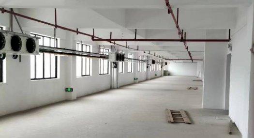 佛山南海 广佛交界主干道处，武广高铁、广州环城高速、穗盐公路旁；距广州、佛山两城市中心仅5公里左右。14077㎡ 库房租售层高5米