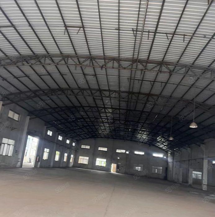 河南岸路边厂房900平方，有现成办公室，能进大车