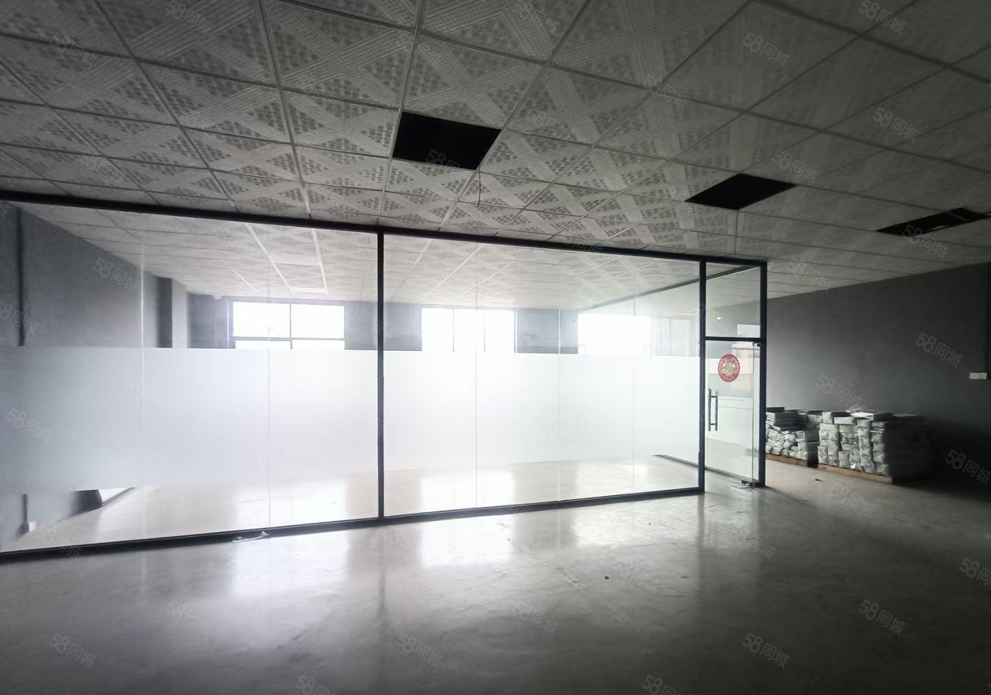 三栋市场工业园800平方现成装修红本厂房招租，有货梯