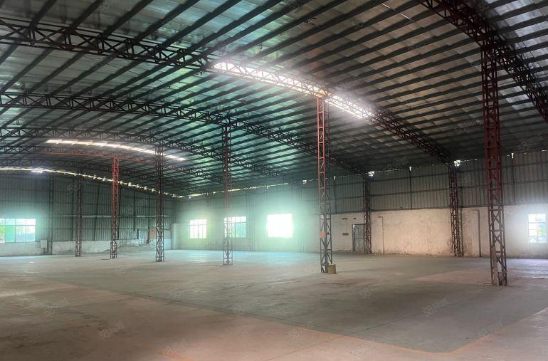 河南岸路边厂房900平方，有现成办公室，能进大车